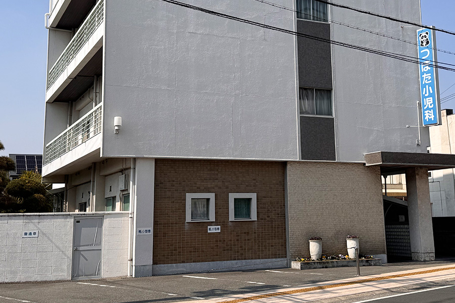 医院外観・駐車場